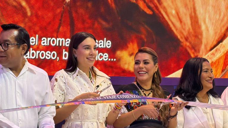 Autoridades cortan el listón de inauguración del Tianguis Turístico 2026.