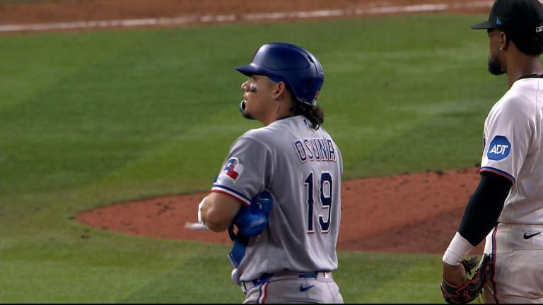 Alejandro Osuna observa en la pantalla del estadio su doblete decisivo por los Rangers.