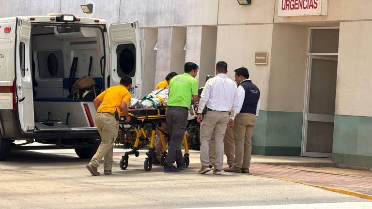 El segundo minero rescatado con vida en la mina Santa Fe, en Rosario, es ingresado al Hospital IMSS Bienestar en Mazatlán.