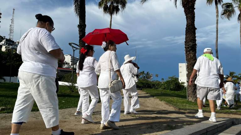 Personas adultas mayores participaron este viernes en la caminata “Huellas de Vida”.