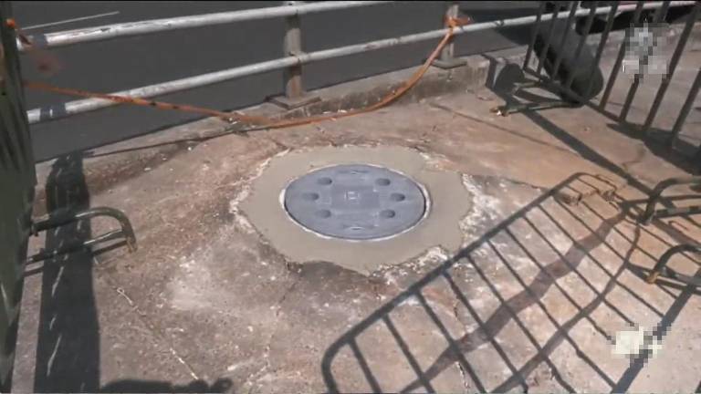 Dos hermanas de 16 y 23 años murieron ahogadas, tras caer a una coladera de drenaje sin tapa, en la alcaldía Iztacalco, CDMX.