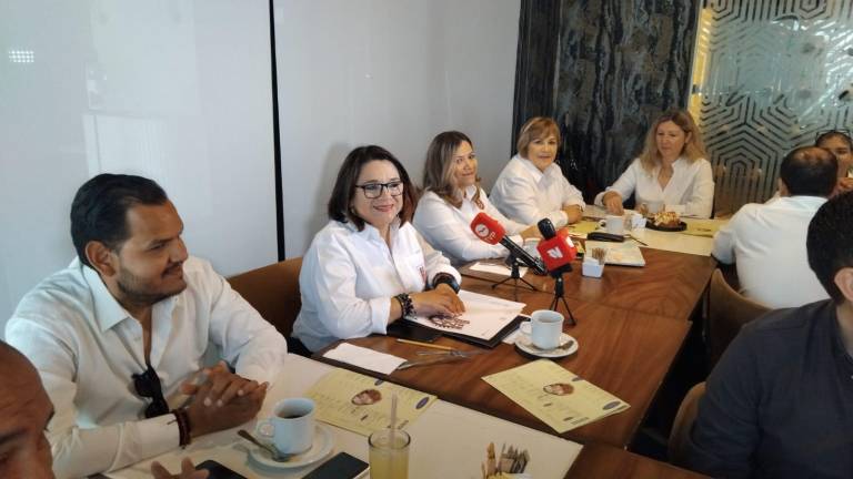 Personal del Centro de Vinculación del IPN en Mazatlán celebra los 18 años de servicios en el puerto.