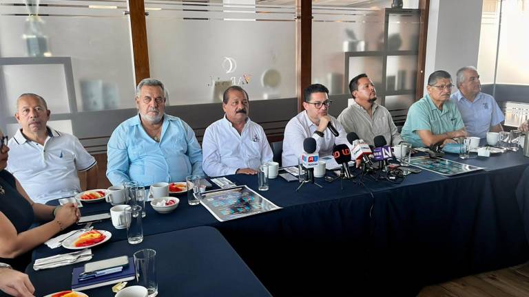 Conferencia del Colegio de Profesionistas en Contaduría Pública del Sur de Sinaloa para dar a conocer su próximo Congreso Internacional.