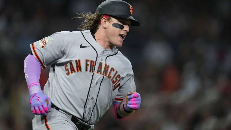 Harrison Bader recorre las bases tras conectar jonrón clave para los Gigantes.