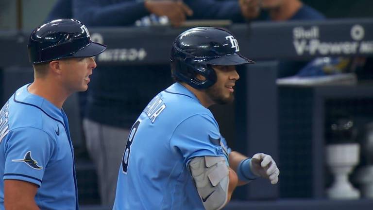 Jonathan Aranda remolcó una de las siete carreras de los Rays, que se impusieron en Toronto.