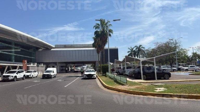 El flujo de pasajeros en el Aeropuerto Internacional de Culiacán se mantiene sin alteraciones este miércoles.