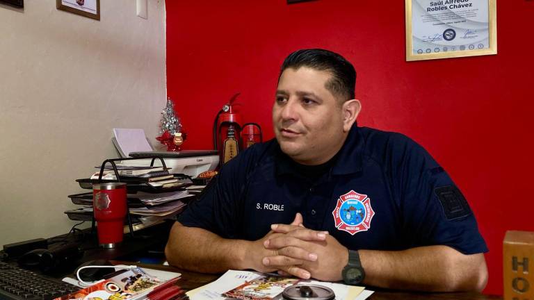 Robles Chávez informó que elementos del Cuerpo de Bomberos están en lugares como centros comerciales y semáforos repartiendo los trípticos de la Campaña ¡Festeja Seguro!.