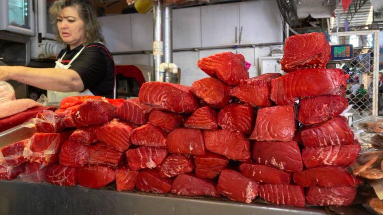 En el mercado Pino Suárez, en el Centro de Mazatlán, esperan que con la temporada decembrina mejoren las ventas.