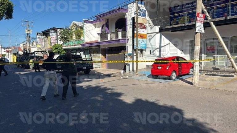 Autoridades resguardan el área donde un empresario fue privado de su libertad en la colonia Las Quintas.