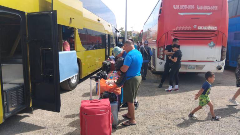 El número de turistas en el puerto se incrementa con la llegada de los autobuses charters.