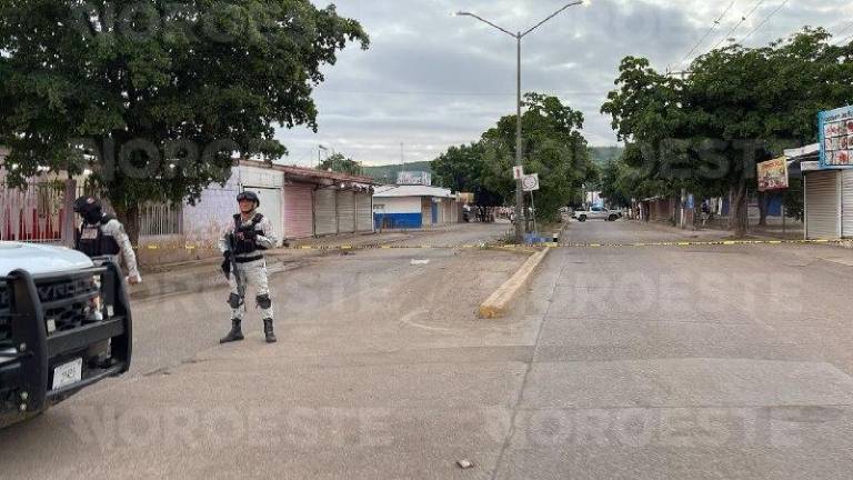 Autoridades acordonaron la zona tras el accidente en el que una joven perdió la vida en Culiacán.