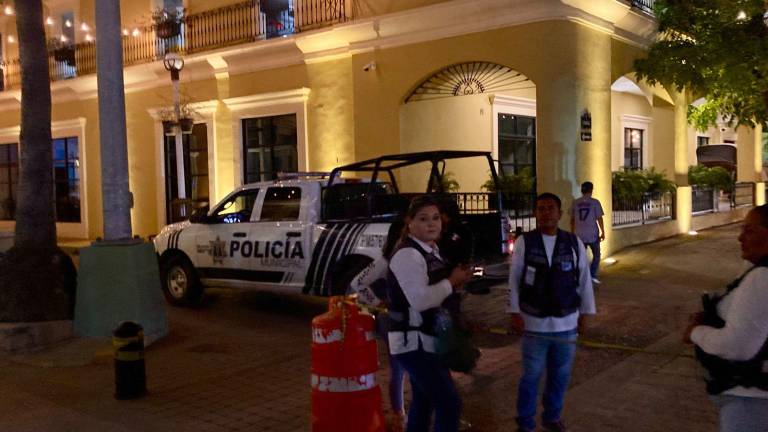 Agentes de seguridad realizaron rondines por el Centro Histórico para resguardar a los asistentes a la callejoneada de Día de Muertos.