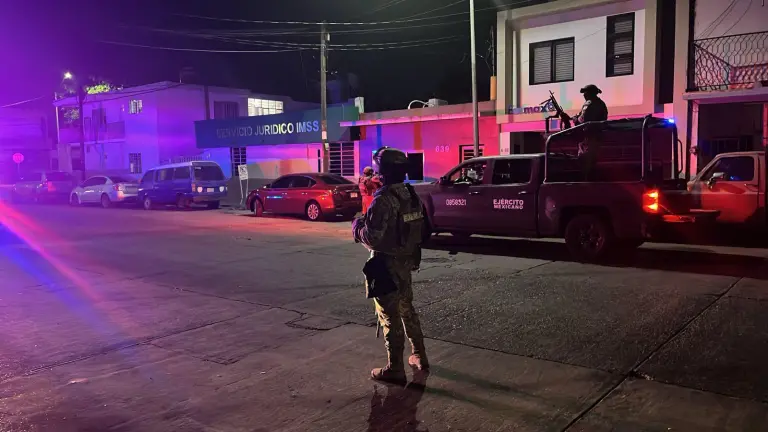 El hombre recibió al menos un disparo de arma de fuego en una de sus piernas.