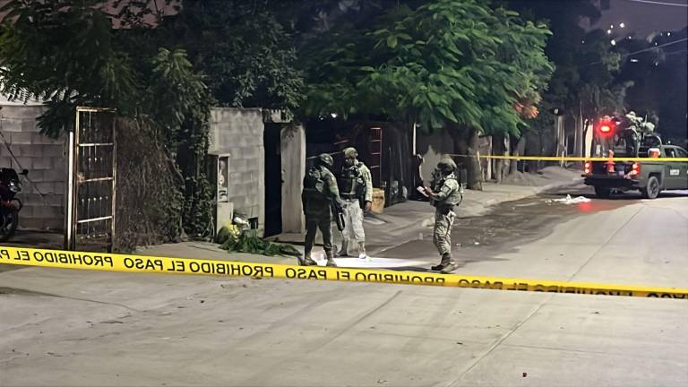 Elementos del Ejército Mexicano resguardaron la calle Agua Colorada, donde fueron localizados casquillos tras el ataque armado.