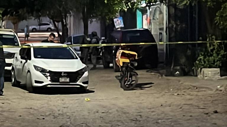 Elementos de seguridad resguardaron la escena del ataque en la colonia Laureles Pinos.