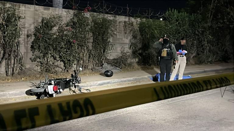 El cadáver quedó tendido sobre el asfalto, a unos metros de su motocicleta y su casco.