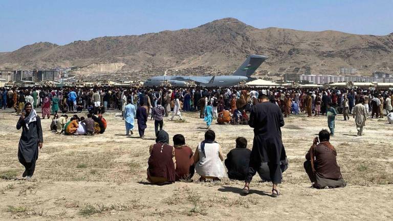 Cientos de afganos se aglomeran en el aeropuerto de Kabul en espera de ser evacuados a otros países.