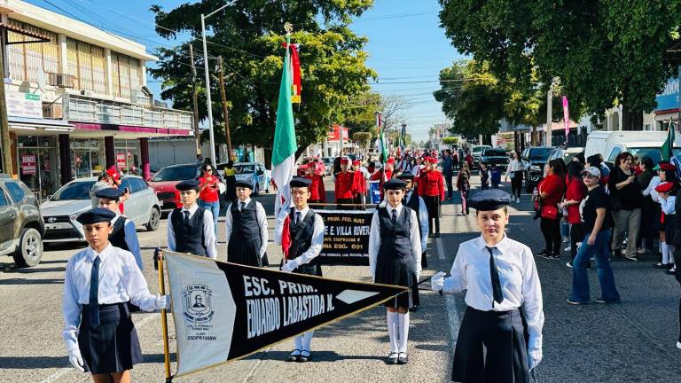 Contingentes escolares de Ahome participando en el desfile conmemorativo del Día de la Bandera.