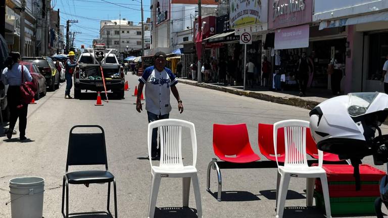 En el Centro de la ciudad bloquean la calle Aquiles Serdán por problemas con el servicio eléctrico.