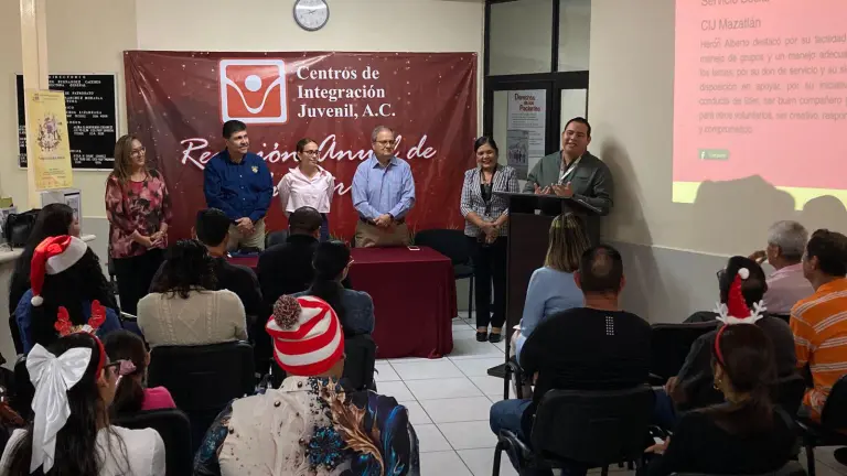 Herón Alberto Torres Méndez recibió y agradeció el reconocimiento como Voluntario del Año durante la ceremonia del Centro de Integración Juvenil Mazatlán.
