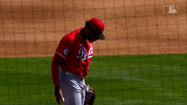 El as de los Rojos de Cincinnati, Hunter Greene, encendió las alarmas tras presentar rigidez en el codo derecho.