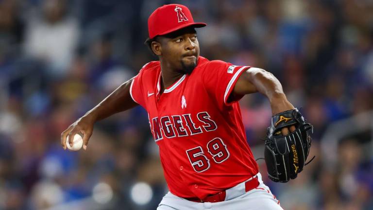 Angelinos evitan barrida en Toronto con dominio de Soriano.