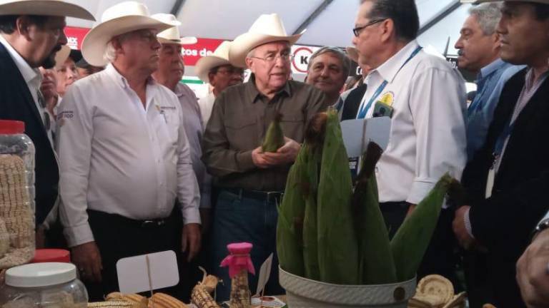 El Secretario de Agricultura Víctor Villalobos y el Gobernador de Sinaloa Rubén Rocha Moya, durante la inauguración de la Expo Agro.