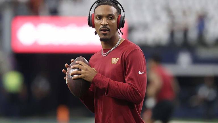 El quarterback de los Commanders, Jayden Daniels, pasó los últimos tres días visitando especialistas que examinaron su codo.