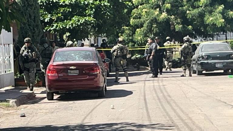 Un ataque armado este domingo dejó un hombre herido y vehículos baleados en la colonia 7 Gotas, en Culiacán.