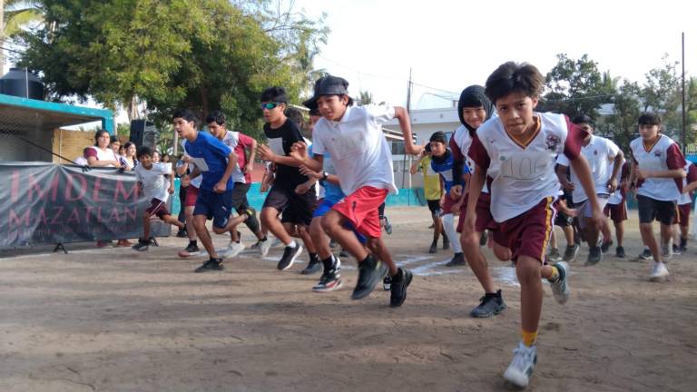 La carrera contó con la participación de padres de familia, ex alumnos y docentes.