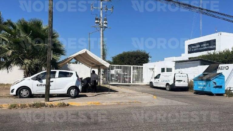 Familiares de los fallecidos en Valle Esondido acuden al depósito de cadáveres para realizar la identificación.