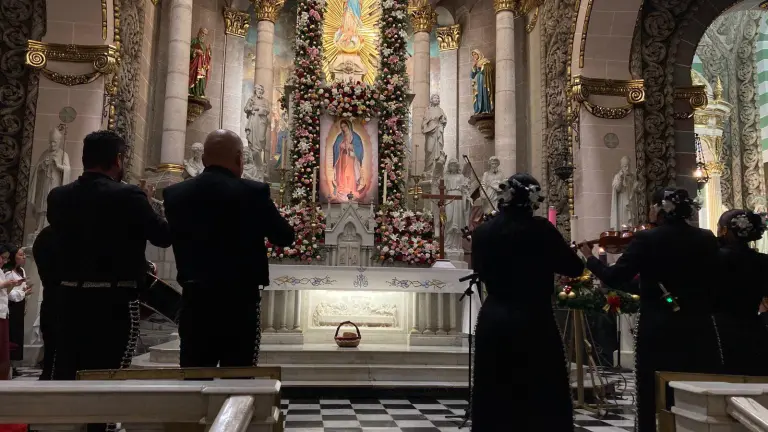 Fieles cantaron junto a un mariachi “Las Mañanitas” a la Virgen de Guadalupe en la Catedral de Mazatlán.