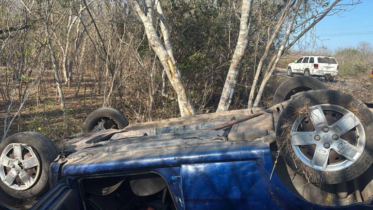 El vehículo Chevrolet Aveo quedó con los neumáticos hacia arriba tras salirse de la carpeta asfáltica.