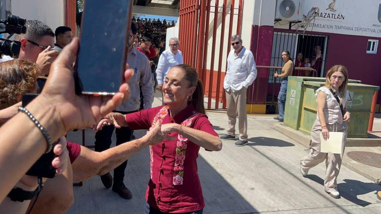 La Presidenta de México Claudia Sheinbaum Pardo a su arribo a la cancha Germán Evers, en Mazatlán.