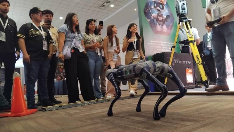 El robot de cuadrúpedo equipado de una cámara de video y escáner para hacer rondines de los tres estadios del país donde se realizarán juegos del Mundial.