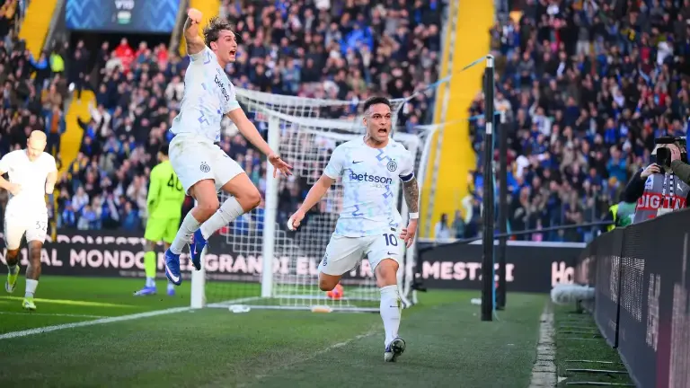 Lautaro Martínez celebra efusivamente su gol.