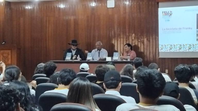 El autor Miguel Ángel Ramírez Jardines dialoga con lectores en la Biblioteca Central de la UAS sobre su más reciente libro de cuentos.
