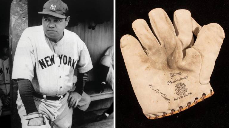 Babe Ruth y su guante de juego, el cual fue subastado en una alta cantidad.