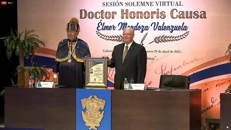 El escritor Élmer Mendoza recibe el Doctorado Honoris Causa de manos del Rector Juan Eulogio Guerra Liera.