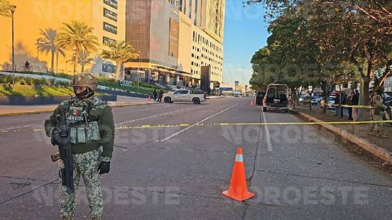 Un hombre fue encontrado asesinado en un centro comercial de Culiacán.