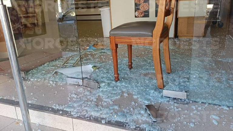 Local del Centro de Escuinapa con daños tras vandalismo; comerciantes exigen cese a la inseguridad.