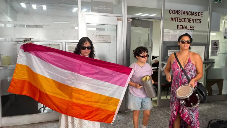 Integrantes de la Colectiva Feminista Perlas del Pacífico se manifestaron en el Registro Civil.