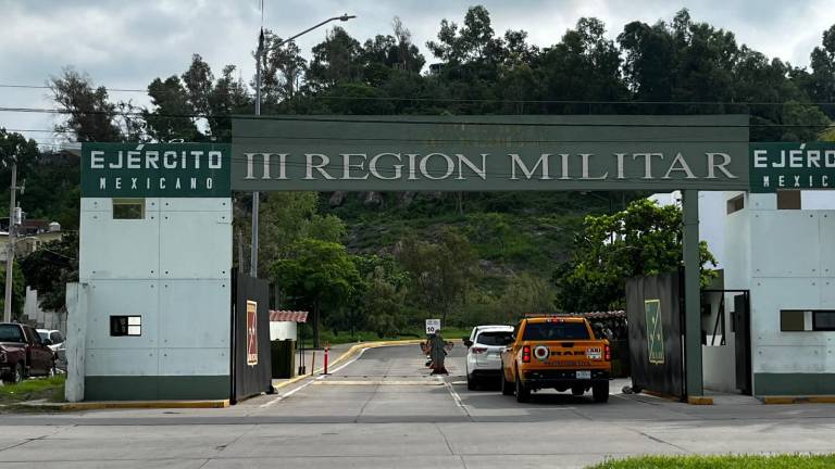 Autoridades ingresan a las instalaciones de la Tercera Región Militar, en Mazatlán, donde se llevará a cabo la Mesa Estatal de Seguridad.