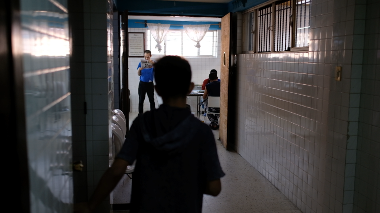 Aún sin tener problemas de adicciones, personas vulnerables han sido alojadas en centros de rehabilitación, o anexos, donde se han documentados casos de maltrato, explotación y hasta tortura.