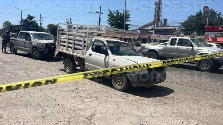 Militares resguardan la camioneta de redilas tras la privación de la libertad de dos repartidores.