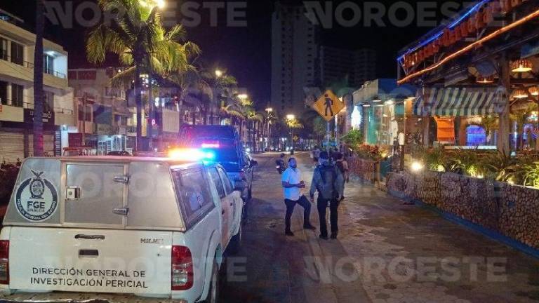 Personal del restaurante evacuaron a los comensales mientras que autoridades resguardaron el lugar tras registrarse un incendio.