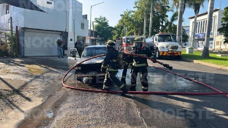 Una camioneta Toyota se incendió sobre Leyva Solano y provocó congestionamiento vial en Culiacán.
