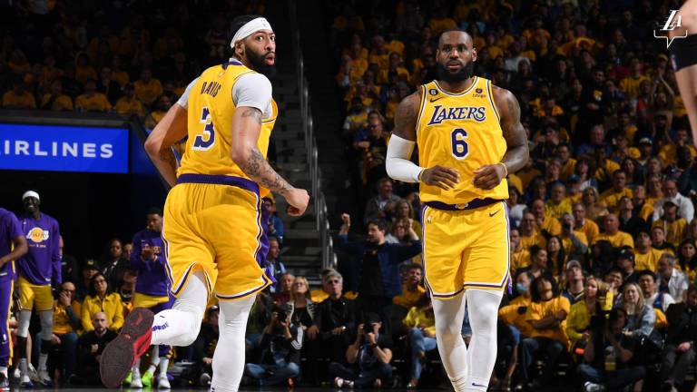 Anthony Davis y LeBron James se combinaron para anotar 52 puntos para el triunfo de los Lakers.