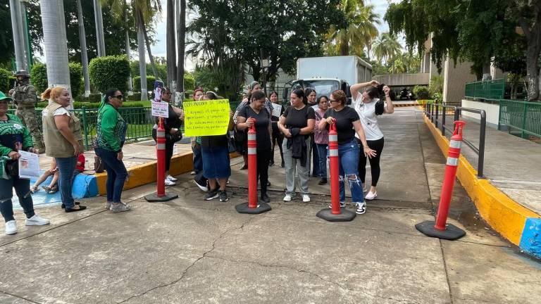 Manifestación de viudas de policía en el Palacio de Gobierno de Sinaloa.