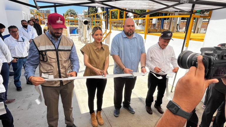 Autoridades cortaron el listón de inauguración de la obra.